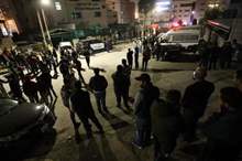 تجمع لأهالي الطلبة امام المدرسة صاحبة الرحلة