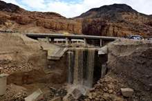 آثار الجسر الذي انهار قرب متنزه البحر الميت- %28أرشيفية- تصوير%3A محمد ابو غوش%29