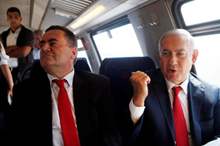 نتنياهو إلى جانب وزير النقل الإسرائيلي يسرائيل كاتس