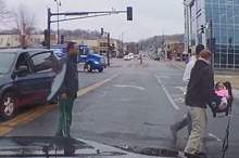 سقوط-طفلة-من-سيارة-1