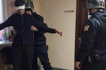 بعد-سرقة-140-ألف-دولار-غالبه-النعاس-على-كرسي-واعتقلته-الشرطة-1300x600