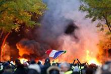 معارك كر وفر بين الشرطة والمحتجين في باريس-%28من المصدر%29