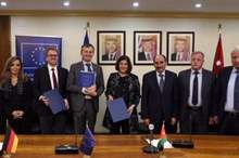 جانب من توقيع الاتفاقية