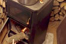 مدفأة حطب في أحد المنازل-(أرشيفية)