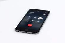 iPhone-to-answer-calls-with-speakerphone-768x432