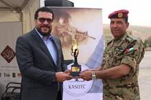 العقيد الركن عمر شقيرات / مدير مركز الملك عبدالله الثاني لتدريب العمليات الخاصة يسلم الزميل محمد الوكيل "درع رأس المحارب" الخاص بمسابقة المحارب السنوية التي تنطلق اليوم في مركز الملك عبدالله الثاني لت