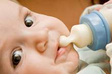 الرضاعة-الصناعية-بجانب-الرضاعة-الطبيعية