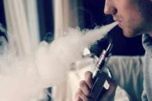 2048px-E-Cigarette-Electronic_Cigarette-E-Cigs-E-Liquid-Vaping-Cloud_Chasing_16161316908
