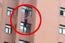 13909016-7066665-The_daughter_uses_all_her_might_to_prevent_her_mother_from_plumm-a-100_1558699518289