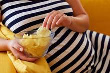 دراسة-رقائق-البطاطا-خطر-على-النساء-الحوامل-1300x600