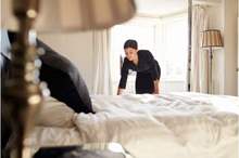 housekeeper-making-bed-1024x683