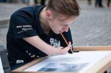 1-فنان-يبهر-الجميع-بالرسم-بدون-يدين