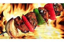 hd-barbecue-wallpaper-met-een-heerlijke-shaslick-en-vuur-op-de-achtergrond-foto